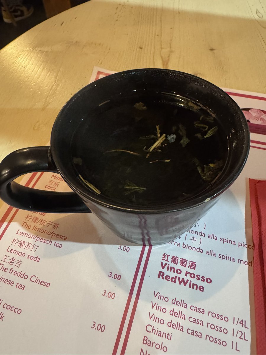 gemmagaetani's tweet photo. Delitto di zeppi al #ristorantecinese
Ordino #jasmintea da bere mentre ceno. Il cameriere mi porta una tazza con foglie e zeppi a galla. Come sospettavo, le foglie affondano appena si ammollano del tutto. Gli zeppi no. Con le #bacchette li sposto sulla tovaglietta. Bevo https://t.co/RLV6f5X6E4