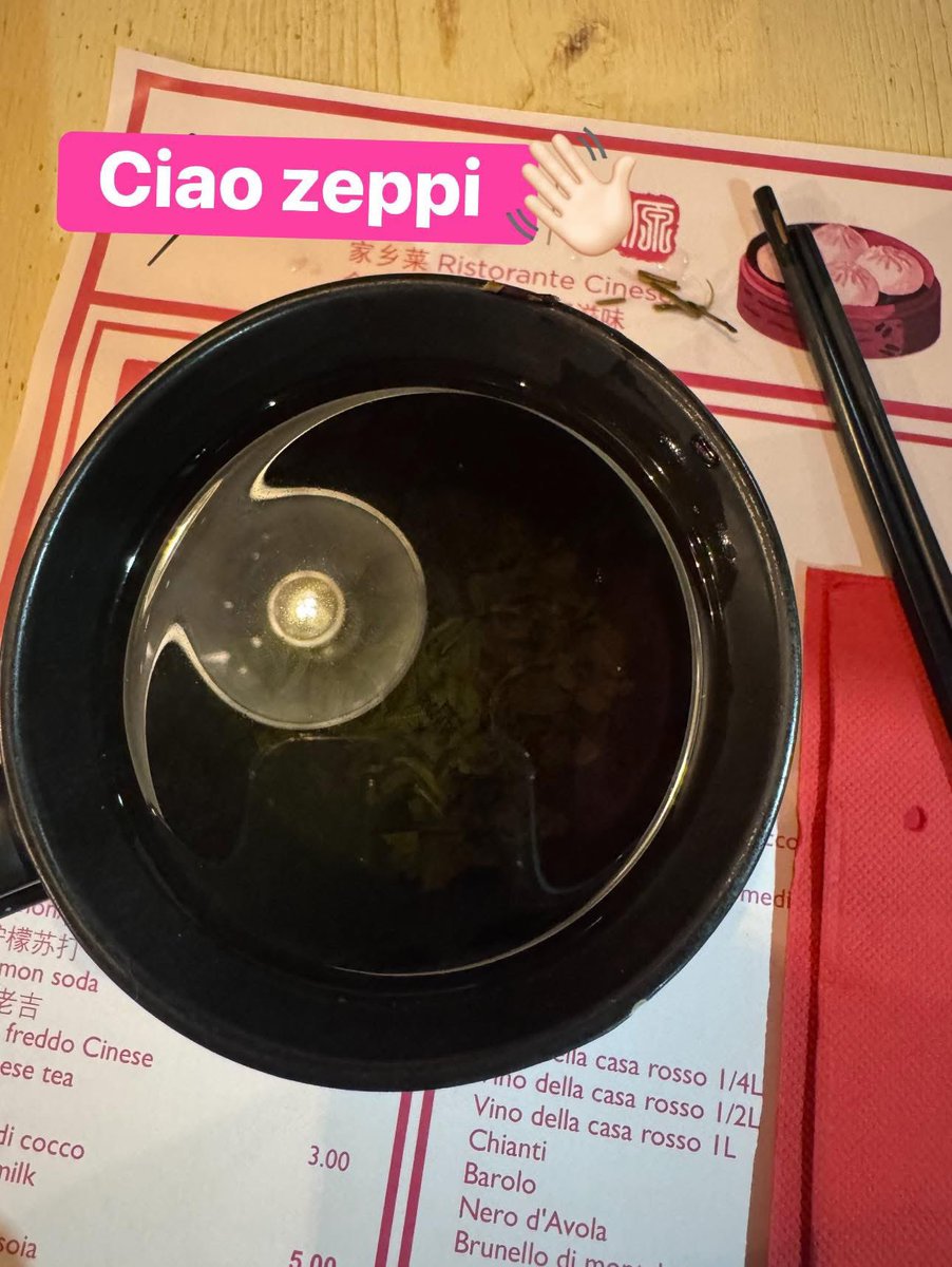 gemmagaetani's tweet photo. Delitto di zeppi al #ristorantecinese
Ordino #jasmintea da bere mentre ceno. Il cameriere mi porta una tazza con foglie e zeppi a galla. Come sospettavo, le foglie affondano appena si ammollano del tutto. Gli zeppi no. Con le #bacchette li sposto sulla tovaglietta. Bevo https://t.co/RLV6f5X6E4