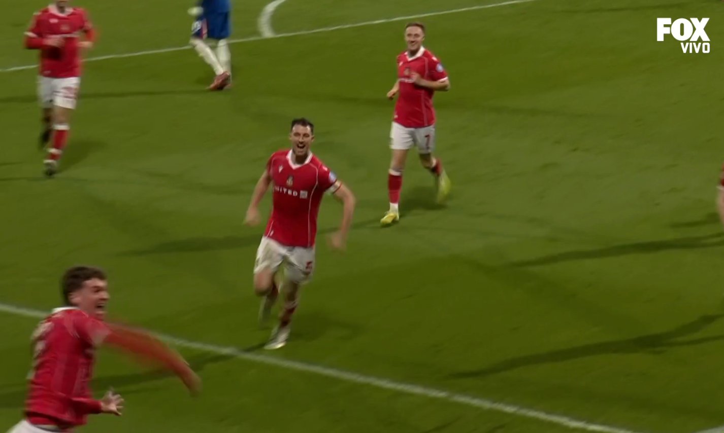 الـ VAR يتدخل.. حرمان ريكسهام من "هدف تاريخي" أمام تشيلسي! انفجر ملعب "رايس كورس" فرحاً بالثالث، لكن التكنولوجيا كان لها رأي آخر! لويس برنت يسجل هدفاً مباغتاً لمصلحة ريكسهام، لكن بعد مراجعة "الفار"، تم إلغاء الهدف لتبقى النتيجة على حالها.. الوضعية الآن: تشيلسي 3 - 2 ريكسهام 