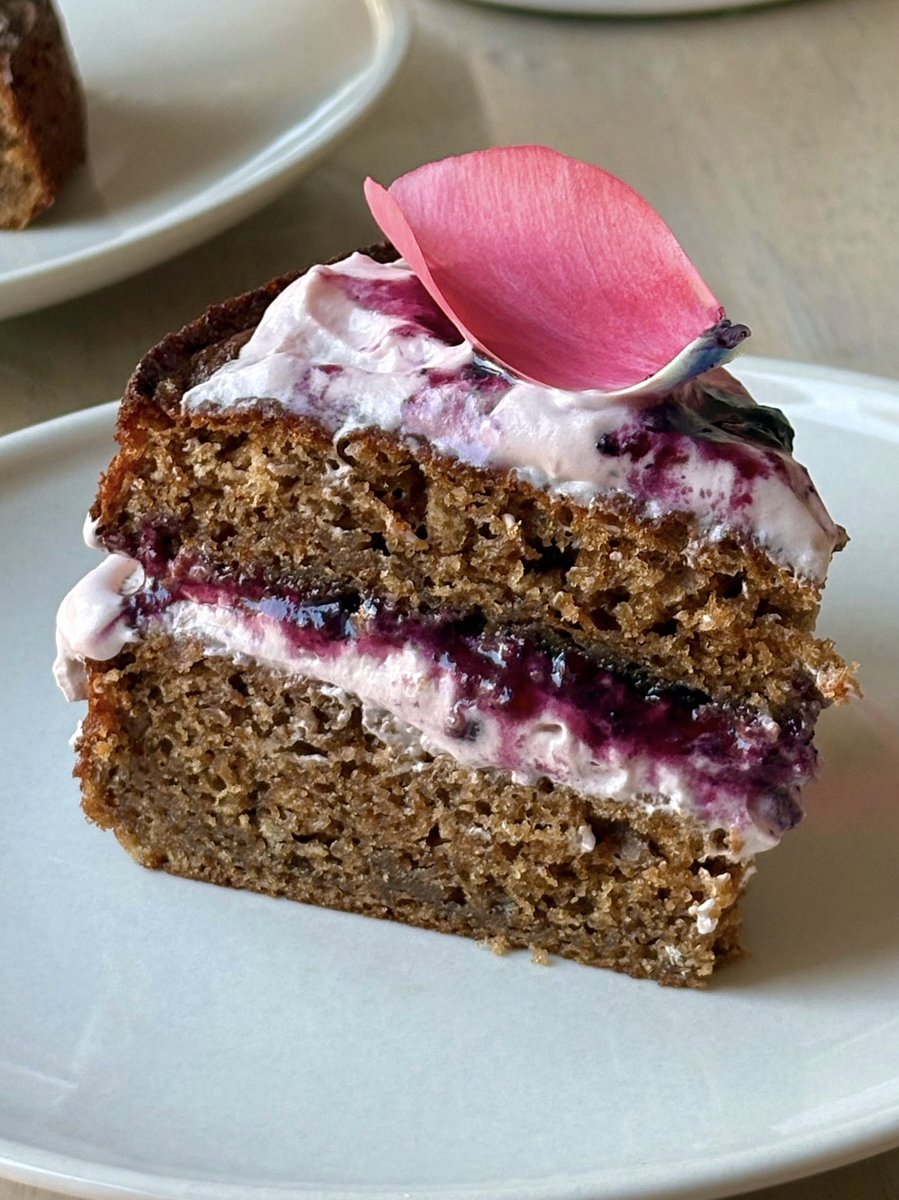 saweeeties's tweet photo. earl grey cake with lavender cream, blackberry honey jam, and edible tulips https://t.co/g3wanmlvhD