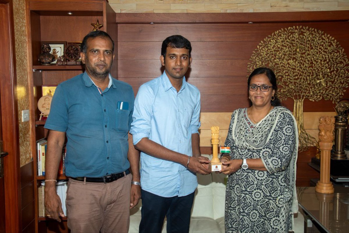 Huge congratulations to Roshan V for securing AIR 626 in UPSC CSE 2025! 

Recently felicitated by our Director, Dr. Vaishnavi S D, Roshan has proven that focused effort leads to great heights.

#UPSC #upscresult #upsc2025 #naanmudhalvan
<a href="/naanmudhalvan_/">Naan Mudhalvan - TNSkill</a>
