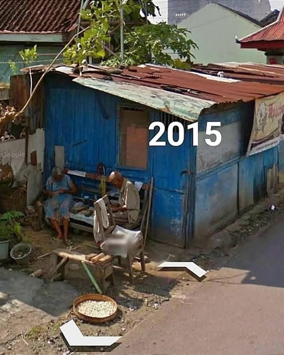 tesesofia's tweet photo. Durante dez anos, o Google Maps capturou, sem saber, uma história de amor de um casal de idosos em um banco, em frente à sua pequena casa na Indonésia. https://t.co/fokiFTokSK