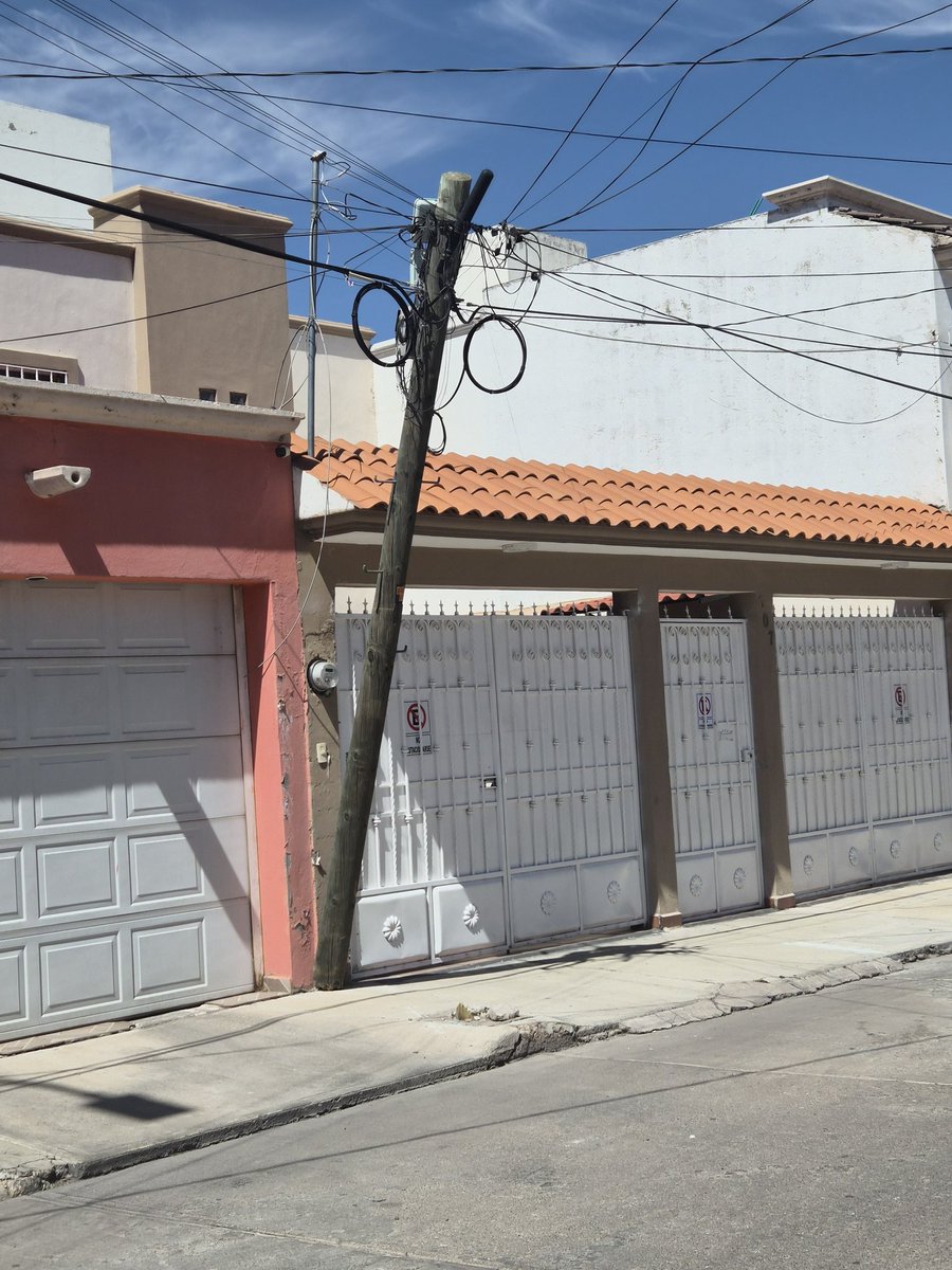 ridunater's tweet photo. @TELMEXSoluciona este poste fue derribado frente a mi casa hace 1 semana exactamente, del conductor ni sus luces, se hizo el reporte en telmex y les dijeron que sería la reparación hasta el lunes o martes, es sábado de nuevo y siguen sin venir. https://t.co/ClAzULvqn9