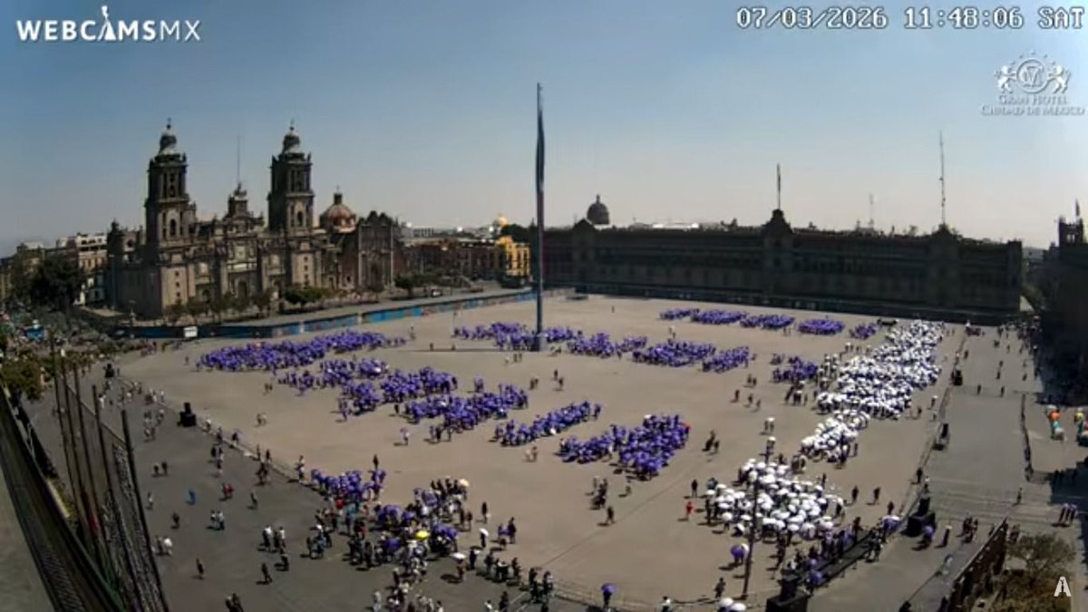 webcamsdemexico's tweet image. Así inicia la víspera del #8M en el corazón de México. 🟣⚪️

Hoy, 7 de marzo, miles de mujeres ya se reúnen en el #Zócalo de la #CDMX para ensayar y lanzar un mensaje que se lee claro desde nuestras cámaras:

⚪️ SIEMPRE
🟣 VIVAS
🟣 LIBRES
🟣 IGUALES 
🟣 ♀ 

#8M2026