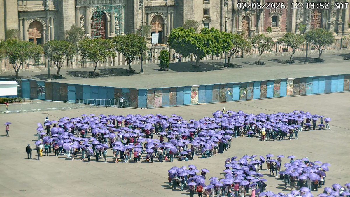 webcamsdemexico's tweet image. Así inicia la víspera del #8M en el corazón de México. 🟣⚪️

Hoy, 7 de marzo, miles de mujeres ya se reúnen en el #Zócalo de la #CDMX para ensayar y lanzar un mensaje que se lee claro desde nuestras cámaras:

⚪️ SIEMPRE
🟣 VIVAS
🟣 LIBRES
🟣 IGUALES 
🟣 ♀ 

#8M2026