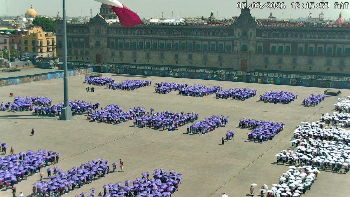 webcamsdemexico's tweet image. Así inicia la víspera del #8M en el corazón de México. 🟣⚪️

Hoy, 7 de marzo, miles de mujeres ya se reúnen en el #Zócalo de la #CDMX para ensayar y lanzar un mensaje que se lee claro desde nuestras cámaras:

⚪️ SIEMPRE
🟣 VIVAS
🟣 LIBRES
🟣 IGUALES 
🟣 ♀ 

#8M2026