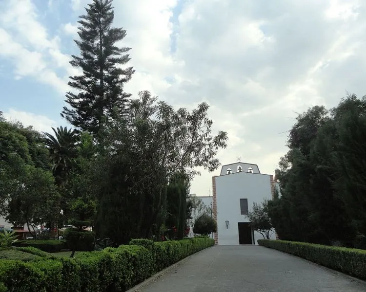 BigBaldito's tweet photo. Calle Pilares

Muchos conocemos y hemos transitado por la Calle Pilares pero, ¿de dónde viene ese nombre?  ¿Por qué se llama así?

La calle Pilares en la Colonia Del Valle (CDMX) debe su nombre a una antigua finca colonial llamada Los Pilares.

En el periodo virreinal (siglos XVII-XIX), la zona era rural, parte de tierras de la Hacienda de San Francisco de Borja (jesuíta, 1683).   Esta finca destacaba por su portal exterior sostenido por grandes pilares blancos visibles desde el camino.

La gente la llamó simplemente "Los Pilares", y el sendero rural frente a ella se conoció como "el camino de Los Pilares".   Al urbanizarse la zona (Nueva Colonia del Valle, S.A., desde 1909-1910), ese camino se convirtió en la calle actual (de Insurgentes Sur al Eje Central, Lázaro Cárdenas).

La finca desapareció por completo con el desarrollo urbano; no quedan restos ni ubicación exacta documentada (solo "a lo largo de la calle").  ¡Un recuerdo del pasado rural de la Del Valle, como Amores o San Borja!

Datos curiosos sobre esta calle:

1. Es la única calle de la Colonia Del Valle que colinda con tres parques:  Inicia en donde termina el parque Hundido sobre Av. Insurgentes Sur, y en su trayecto atraviesa el Parque de Tlacoquemécatl y más adelante con el parque de Pilares, (o Parque de las Arboledas).  

2. En los años 30, el astrónomo Luis Enrique Erro tuvo una casa en Pilares diseñada por Juan O'Gorman, con observatorio y telescopio solar (traído de Europa). La expropiaron para trazar la calle Martín Mendalde; el telescopio hoy está en el INAOE de Tonantzintla, Puebla. 

#CDMX #Historia #ColoniaDelValle #Pilares #CallesDeMéxico @En_laDelValle #AlcaldíaBenitoJuárez