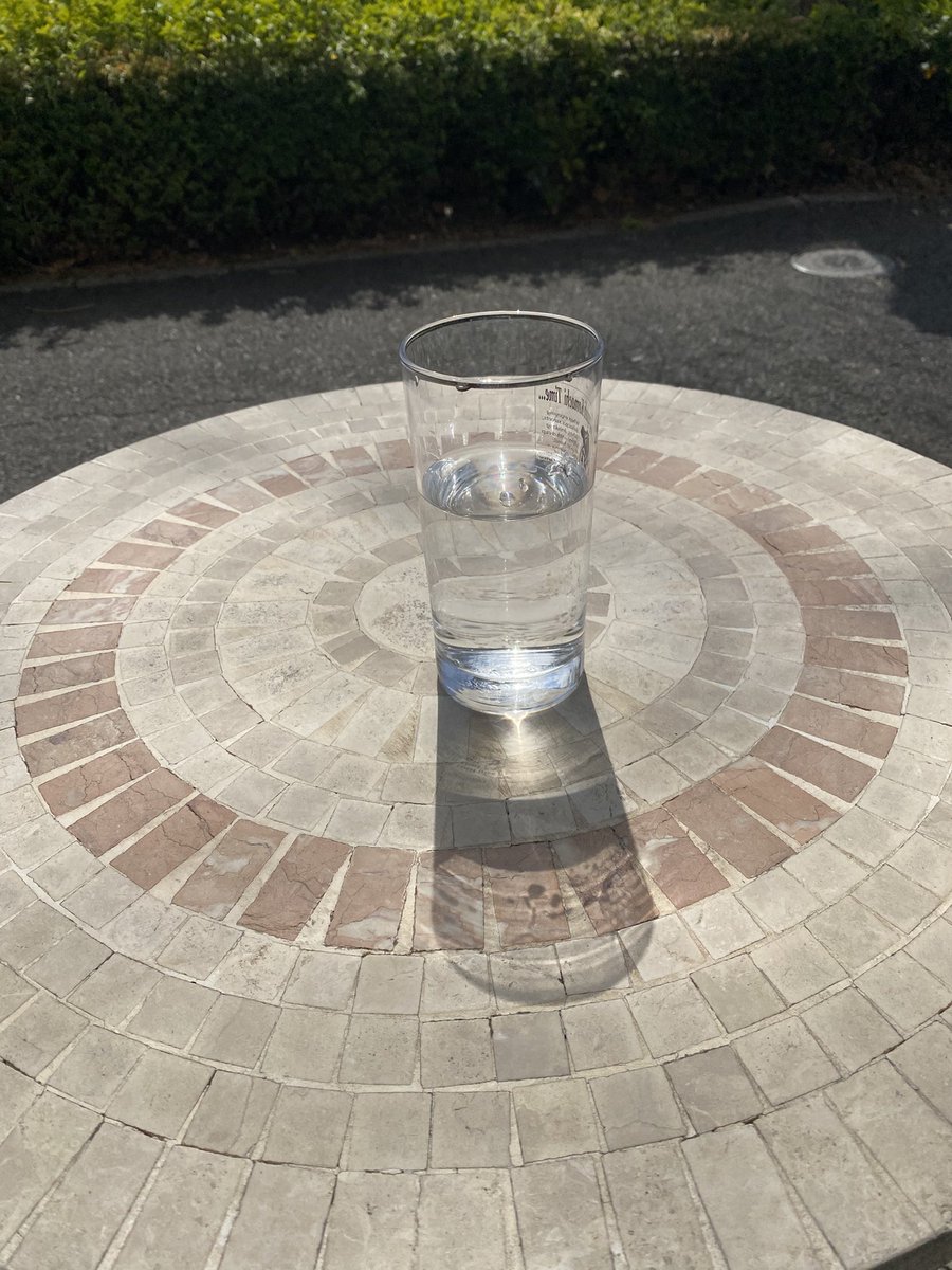 コップの陽は正午(ひる)を短く標してはうつろう時をまなこに映す
『 陽 』 有利 #うたの日 #tanka utanohi.everyday.jp/open.php?no=39…

2025/3/7 うたの日、投稿歌(推敲)

#短歌 #プレイバックうたの日