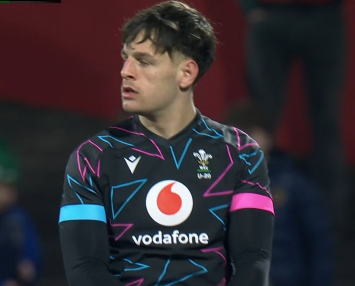 jpstafford's tweet photo. Macron and the WRU pay tribute to Quasar Laser Tag at Barry Island with this incredibly classy, well designed and very dignified rugby jersey for Wales U20s. #IREvWAL https://t.co/cSnQu9trmi