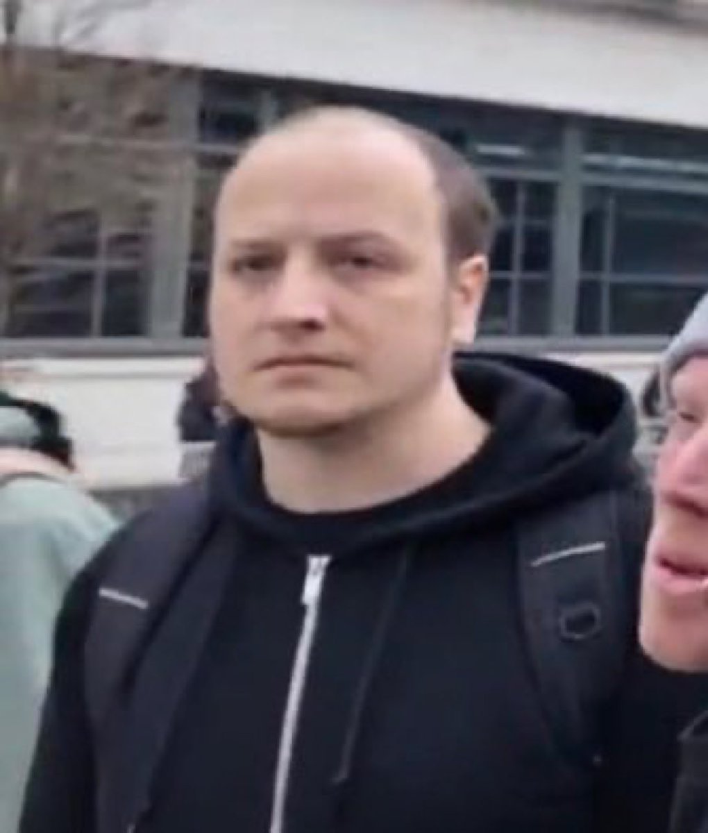 Antifa thug who attacked a 17yr old lad!

What style is his barnet??