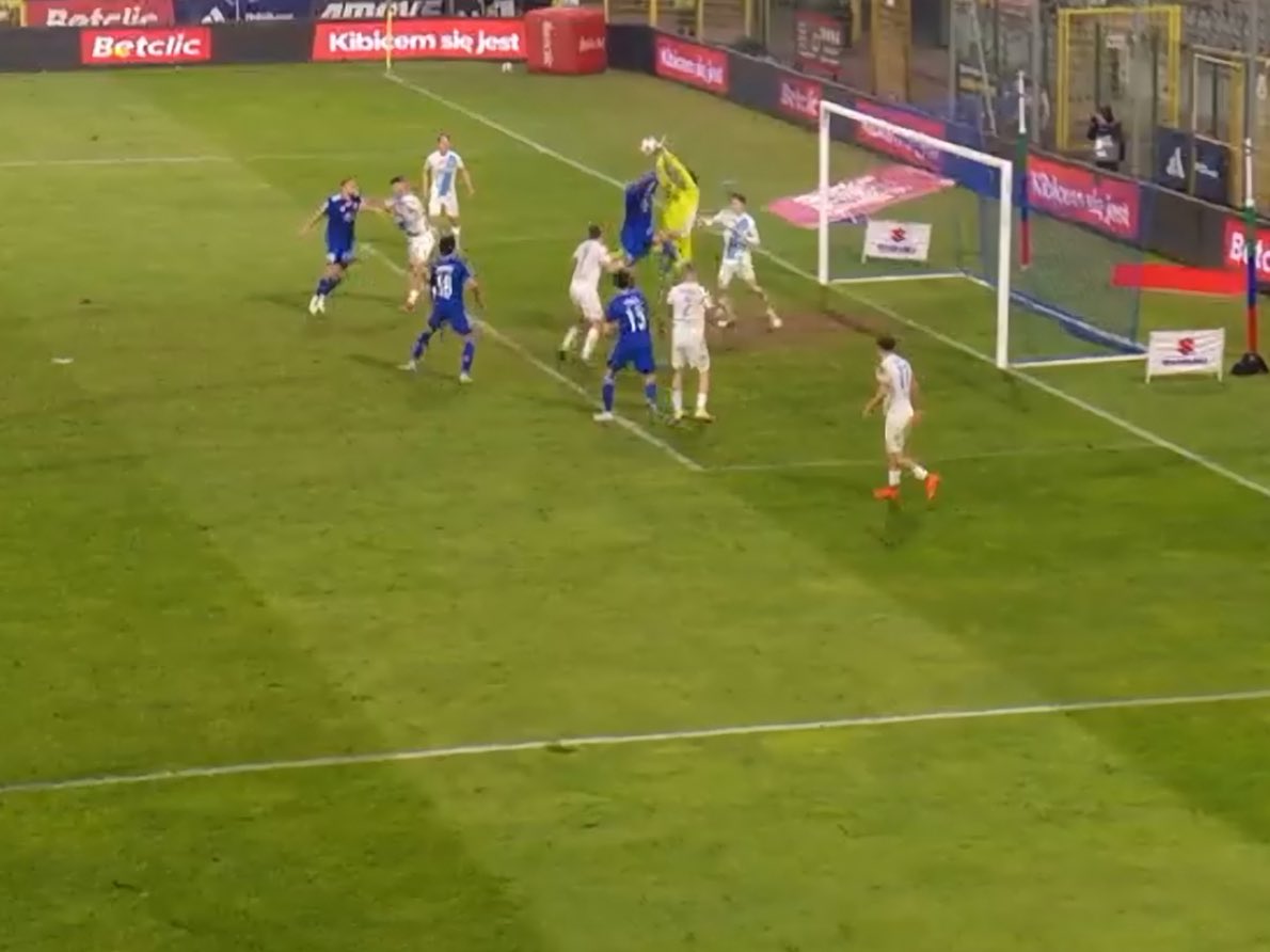 Kowalewski_Woj's tweet photo. Prawdopodobnie nie będę obiektywny, jednak mam pytanie do ekipy sędziowskiej @_1liga_ @MiedzLegnica @StalRzeszow. Jakie szanse na kontakt z piłką w tej sytuacji miał z. gospodarzy? Wystarczy być tylko obiektywnym aby stwierdzić, że celem atakującego nie była piłka #wstyd https://t.co/eD3ASmUifA