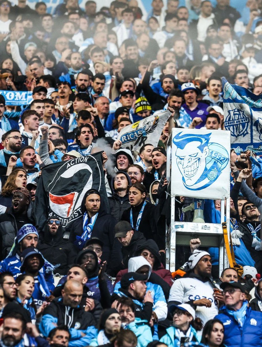 ultras_antifaa's tweet photo. #France - Antifa flag in the Marseille stands. https://t.co/SdkfRnGvLL