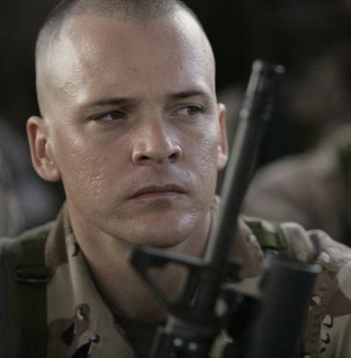 Jorge18994756's tweet photo. Feliz cumpleaños a #PeterSarsgaard, coprotagonista de esta película que está muy bien, sobretodo su primera mitad. #Jarhead https://t.co/1MzSJSgl0Z