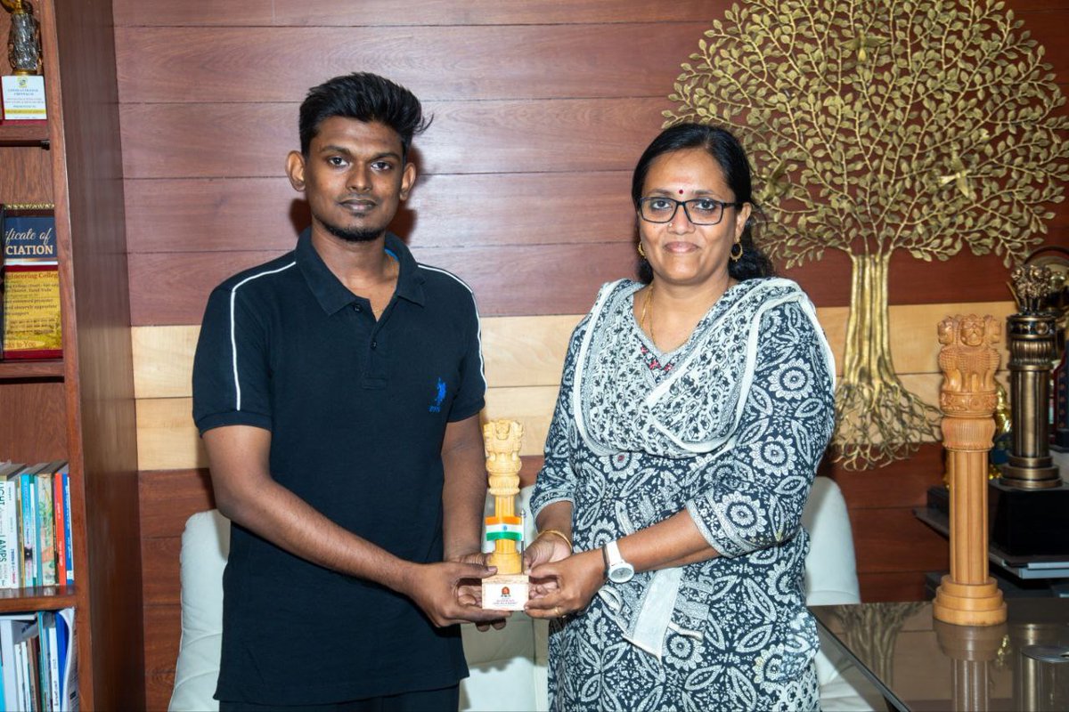 Huge congratulations to Praveenkumar K for securing AIR 781 in UPSC CSE 2025! 

Recently felicitated by our Director, Dr. Vaishnavi S D, Praveenkumar has shown that specialized focus leads to great heights.

#upsc #upscresult #upsc2025 #naanmudhalvan
<a href="/naanmudhalvan_/">Naan Mudhalvan - TNSkill</a>