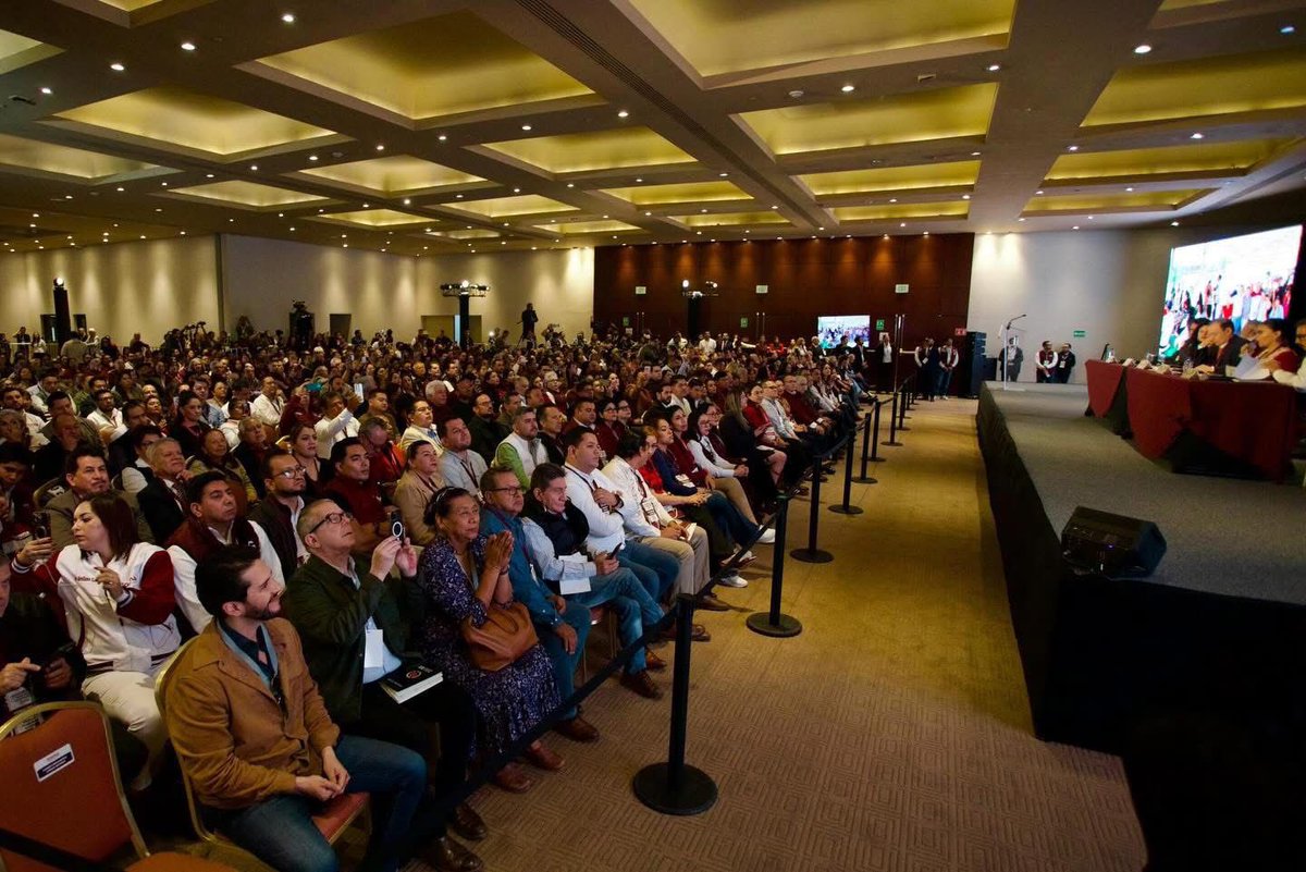 rochamoya_'s tweet photo. Desde 2018, cuando el pueblo de México decidió transformar la vida pública del país, la participación ciudadana dejó de ser una idea lejana y se volvió una realidad que se vive todos los días en nuestras comunidades. Cuando mujeres y hombres se organizan, dialogan y trabajan en conjunto, se fortalece la unidad social que permite avanzar y construir un mejor país. En esa organización y compromiso colectivo está la fuerza del movimiento de transformación que genera bienestar para todas y todos.

CONSEJO NACIONAL
VII SESIÓN ORDINARIA.
