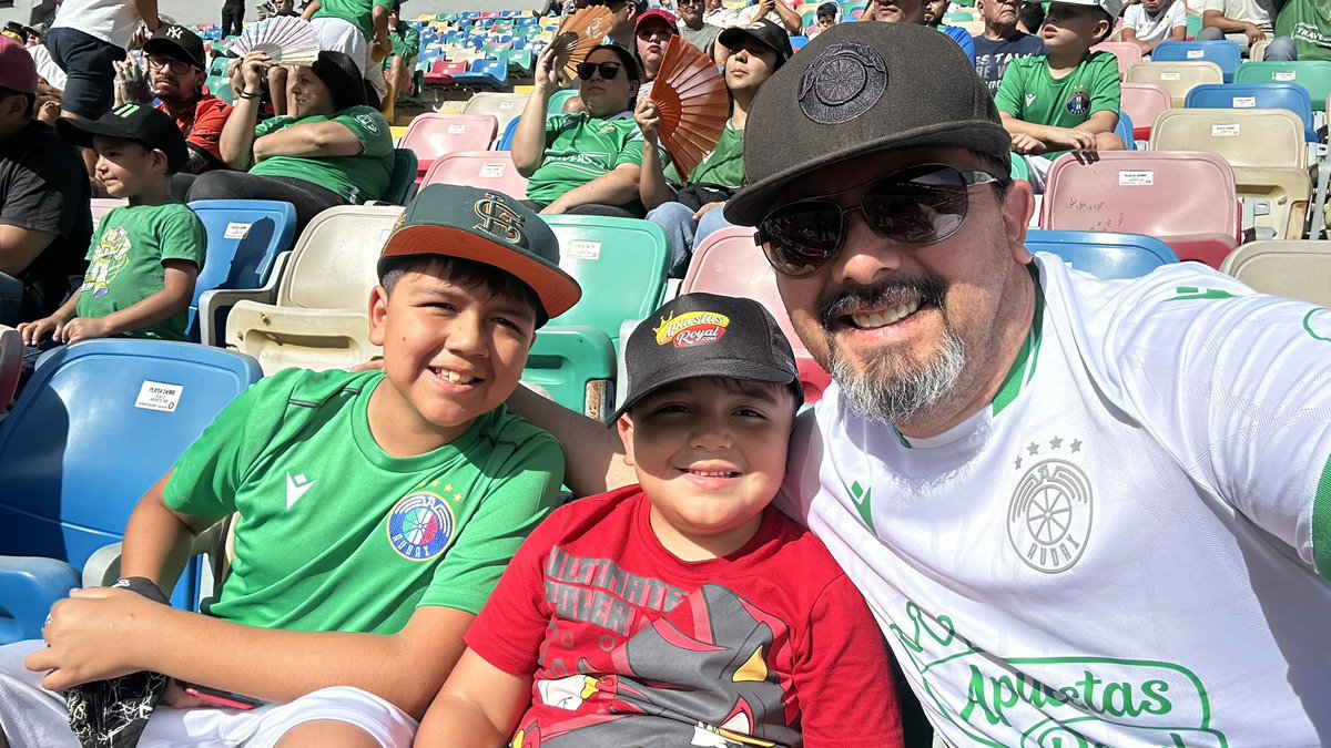 Jimenez33P's tweet photo. Como siempre apoyando al gran Audax Italiano…Con mis sobrinos nietos agrandando la gran familia Audina… Vamos Tano por el triunfo 🤟🏻😎🤟🏻🌳🐉⚽️ https://t.co/6yhV4mHu2C