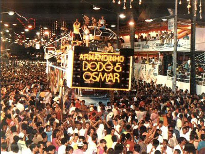 carnamofo's tweet photo. 1990. Trio elétrico Espácial com a banda Armandinho, Dodô e Osmar no Campo Grande
#carnvaldesalvador #TBT 
#dodoeosmar #axemusic https://t.co/aHJlghWRyc