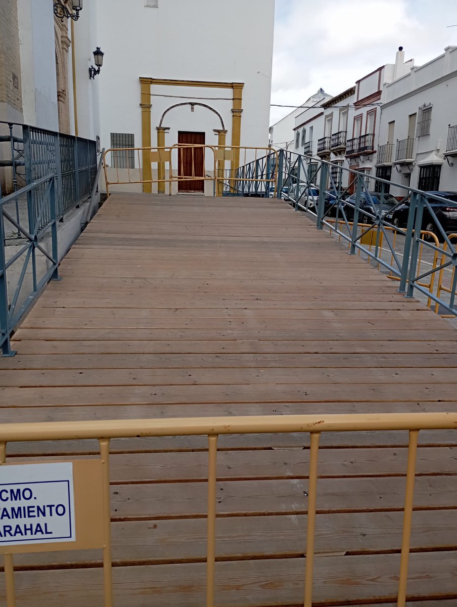 Ya se ha montado la rampa y el corazón late más fuerte. 
En 21 días (D.M.), volverá a ser el puente entre Ntro. Padre Jesús de la Salud y su pueblo. Los pies de ángeles de blanco llevarán Salud por Arahal. No será solo una salida…será un reencuentro.
¡Somos Salud de la Victoria!