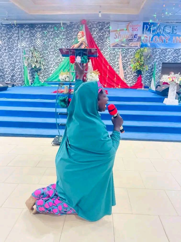 ana_herleemerh's tweet photo. They claim she converted from Islam 2 Christianity, but her actions, kneeling, raising her hand, and holding the mic – and her hijab style don't match that narrative, not agending, not cooperating. Wearing a hijab doesn't automatically make someone a Muslim, and not al Muslims wear hijab. Hijab means 'cover'; it's about modesty, not just one style.

 The person behind this should consult Prof. Daud on how Christians are sponsor to learn about Muslim practices in Islamic countries so as to deceive Muslims.  he was one of the top Christians, well sponsored by the west to do all this deceptions before Allah saved him to embrace Islam some years back.

She needs a better script.
Islam is not a man made religion, the owner has promised to protect his deen by himself till the end of the world.