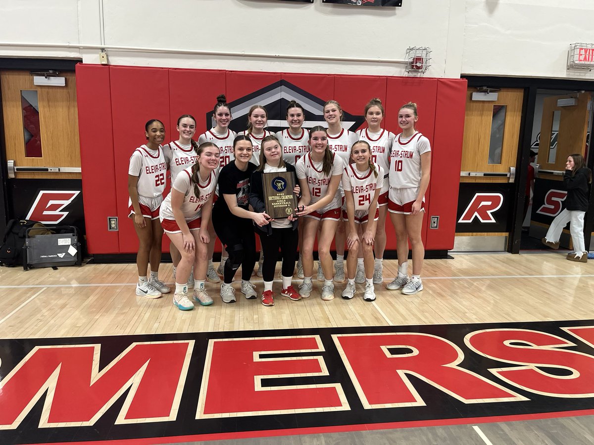 PChoroserNews's tweet photo. The 29-0 Eleva-Strum Cardinals are sectional champs! The Cards score the 64-44 win for their first state appearance in 18 years https://t.co/AcUl1p8S61