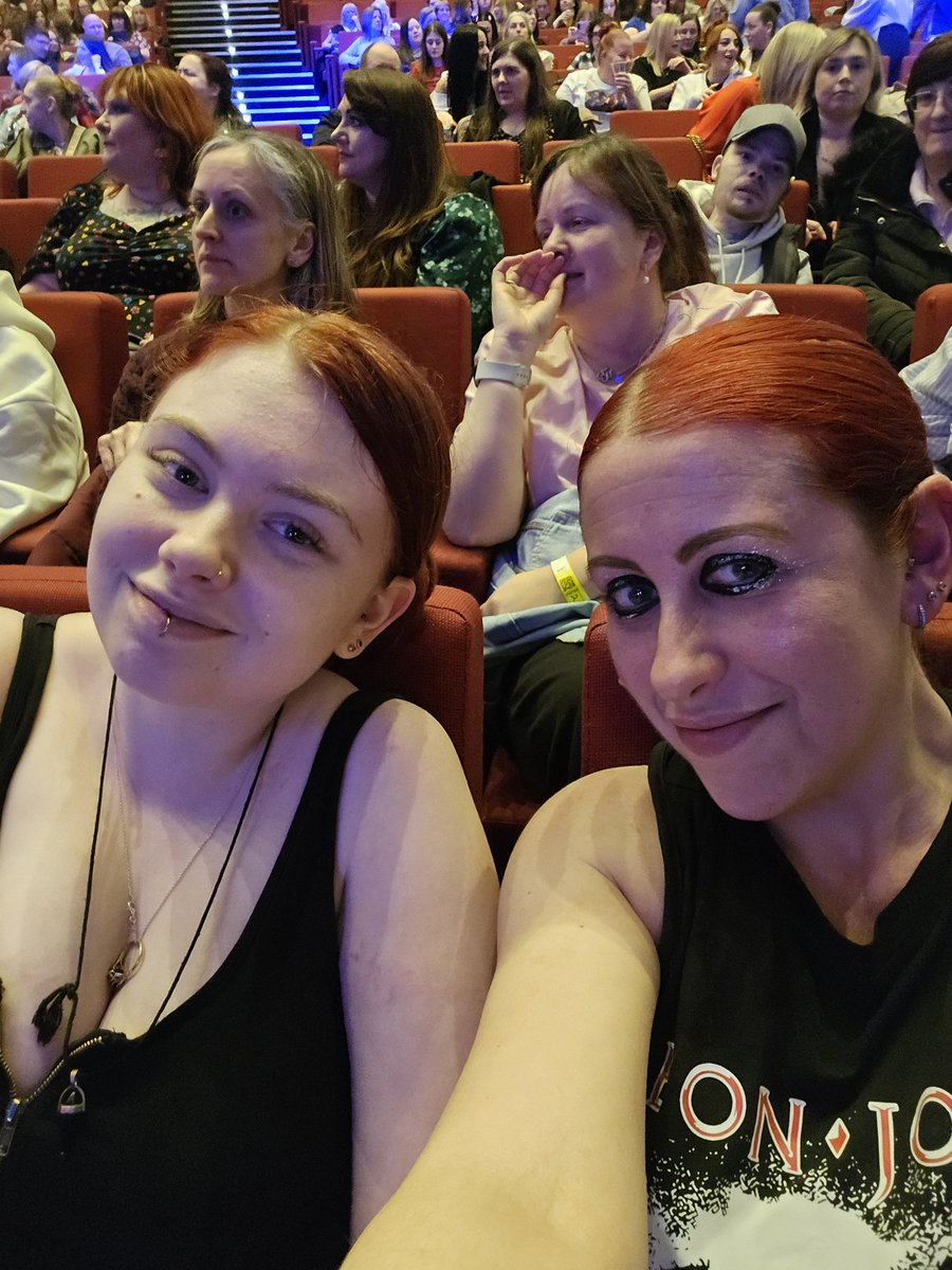jenatbootinn's tweet photo. @ULT_Boybands Celebrating Tayla's 18th birthday! Row C, seat 53.....and she sings as well!!!🖤 https://t.co/rezqWxhGYq