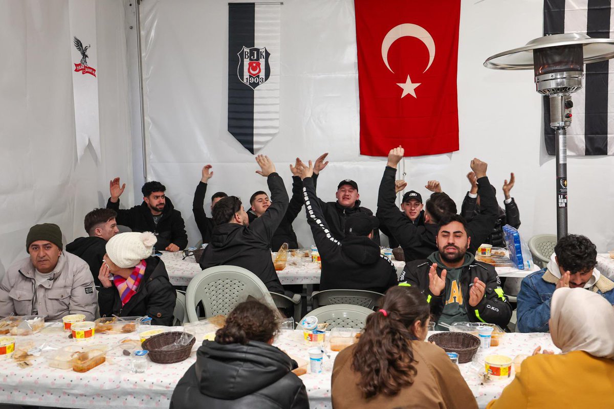 MDervisogluTR's tweet photo. Bu akşam iftar soframızı Beşiktaş, Çarşı grubu ile paylaştık.

Ardından Beşiktaş – Galatasaray derbisini birlikte izledik.

Her iki spor kulübümüze ve taraftarlarına; bu güzel mücadele için teşekkür ediyor, sporun birleştirici ruhunun daima kazanmasını diliyorum. https://t.co/k1IjQJmpFH