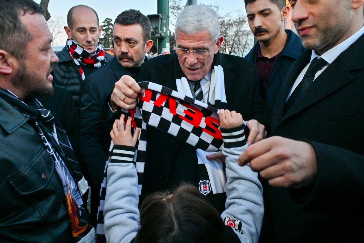 Bu akşam iftar soframızı Beşiktaş, Çarşı grubu ile paylaştık.

Ardından Beşiktaş – Galatasaray derbisini birlikte izledik.

Her iki spor kulübümüze ve taraftarlarına; bu güzel mücadele için teşekkür ediyor, sporun birleştirici ruhunun daima kazanmasını diliyorum.