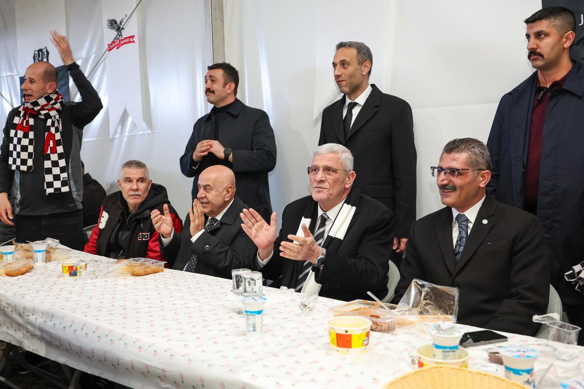 MDervisogluTR's tweet photo. Bu akşam iftar soframızı Beşiktaş, Çarşı grubu ile paylaştık.

Ardından Beşiktaş – Galatasaray derbisini birlikte izledik.

Her iki spor kulübümüze ve taraftarlarına; bu güzel mücadele için teşekkür ediyor, sporun birleştirici ruhunun daima kazanmasını diliyorum. https://t.co/k1IjQJmpFH