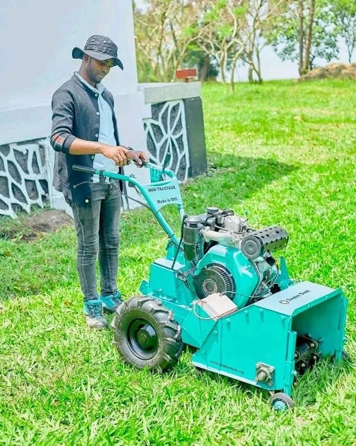 MrsScotty_M's tweet photo. Faites parvenir les photos de ce jeune homme à qui de droit pour lui permettre d’être utile à son pays….

Il s’appelle Désiré Kabengele  et est originaire de Goma, ce jeune innovateur congolais a créé un petit tracteur entièrement conçu en RDC, pensé spécialement pour faciliter le travail des agriculteurs locaux. Léger, pratique et économique, cet engin représente une avancée majeure pour le secteur agricole national.
Désiré Kabengele lance un appel au gouvernement et aux partenaires locaux afin d’obtenir un soutien concret pour produire et diffuser massivement ce tracteur, dans le but de moderniser l’agriculture et de soutenir les producteurs congolais. 
Ce projet, s’il est accompagné, pourrait transformer la vie des agriculteurs en améliorant leur productivité et en réduisant la pénibilité du travail.