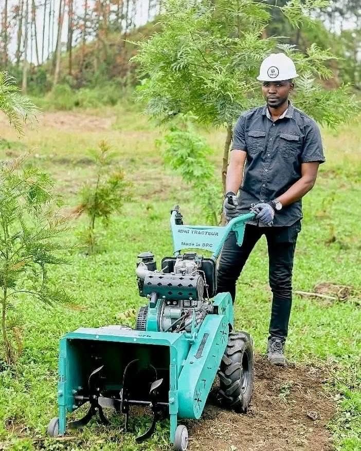 MrsScotty_M's tweet photo. Faites parvenir les photos de ce jeune homme à qui de droit pour lui permettre d’être utile à son pays….

Il s’appelle Désiré Kabengele  et est originaire de Goma, ce jeune innovateur congolais a créé un petit tracteur entièrement conçu en RDC, pensé spécialement pour faciliter le travail des agriculteurs locaux. Léger, pratique et économique, cet engin représente une avancée majeure pour le secteur agricole national.
Désiré Kabengele lance un appel au gouvernement et aux partenaires locaux afin d’obtenir un soutien concret pour produire et diffuser massivement ce tracteur, dans le but de moderniser l’agriculture et de soutenir les producteurs congolais. 
Ce projet, s’il est accompagné, pourrait transformer la vie des agriculteurs en améliorant leur productivité et en réduisant la pénibilité du travail.