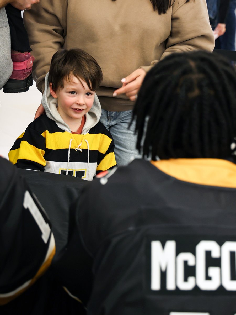 KingstonFronts's tweet photo. WHAT A TURN OUT! ๐ซถ
Great to see everyone at @CataraquiCentre this afternoon for our full team autograph signing! https://t.co/MDN4MsjQmj