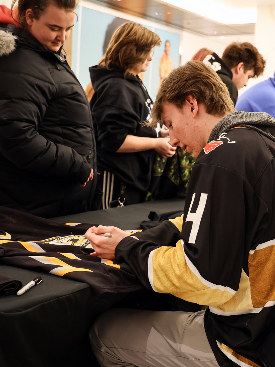 KingstonFronts's tweet photo. WHAT A TURN OUT! ๐ซถ
Great to see everyone at @CataraquiCentre this afternoon for our full team autograph signing! https://t.co/MDN4MsjQmj