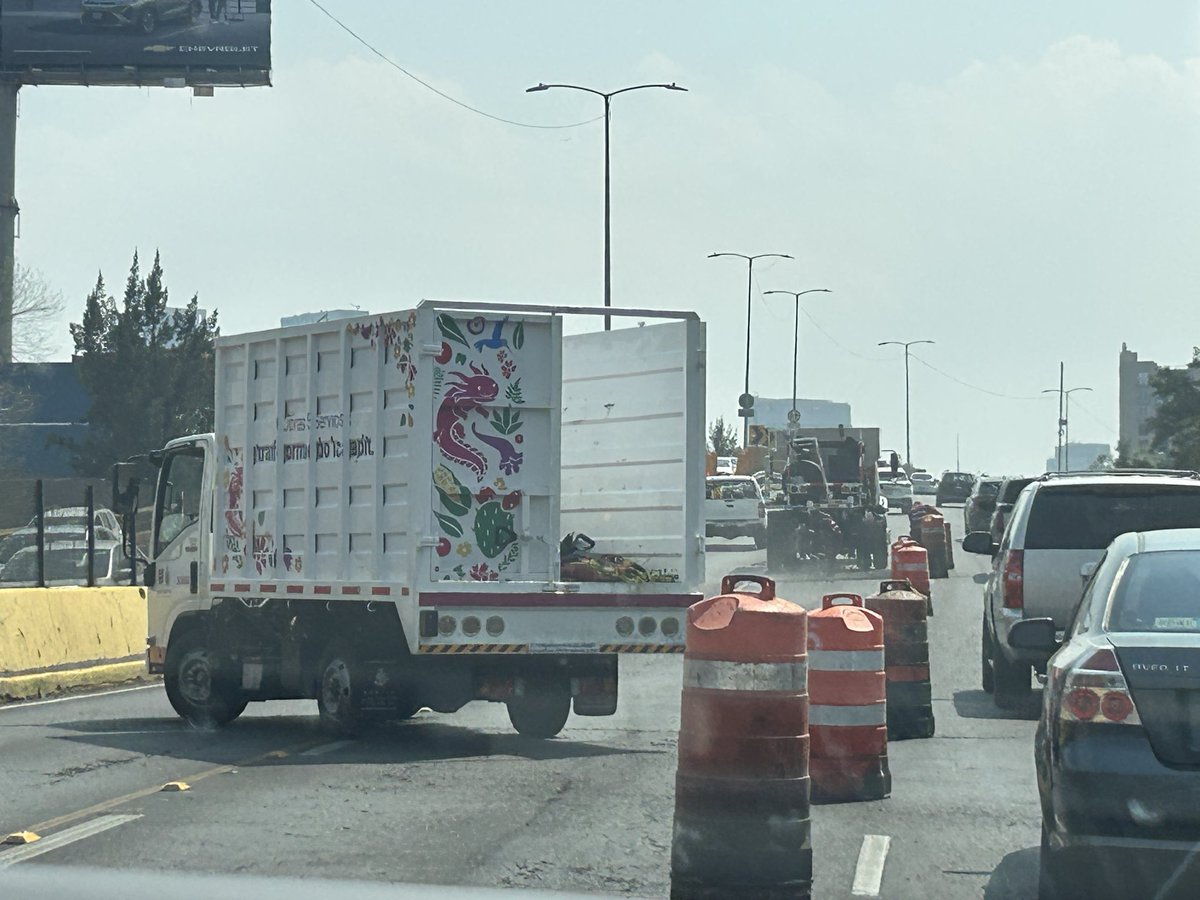 GeorginaMV's tweet photo. @GobCDMX @SOBSECDMX @ClaraBrugada
¡Por favor!, programen la reparación de baches en la noche o muy temprano. ¿Sábado, a las 2 pm en Circuito? Están provocando un tráfico terrible. https://t.co/TfeW5YZP3m