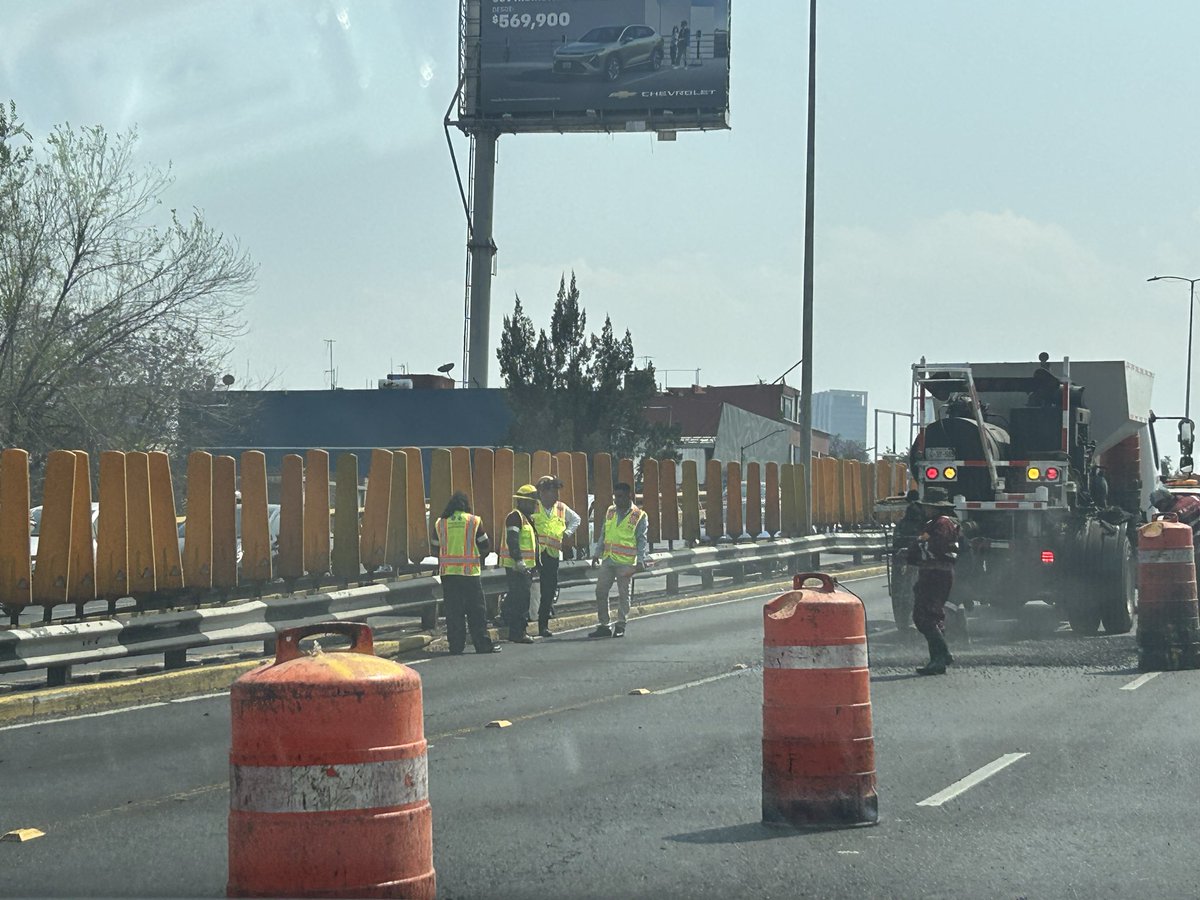 GeorginaMV's tweet photo. @GobCDMX @SOBSECDMX @ClaraBrugada
¡Por favor!, programen la reparación de baches en la noche o muy temprano. ¿Sábado, a las 2 pm en Circuito? Están provocando un tráfico terrible. https://t.co/TfeW5YZP3m