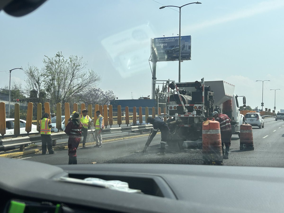 GeorginaMV's tweet photo. @GobCDMX @SOBSECDMX @ClaraBrugada
¡Por favor!, programen la reparación de baches en la noche o muy temprano. ¿Sábado, a las 2 pm en Circuito? Están provocando un tráfico terrible. https://t.co/TfeW5YZP3m