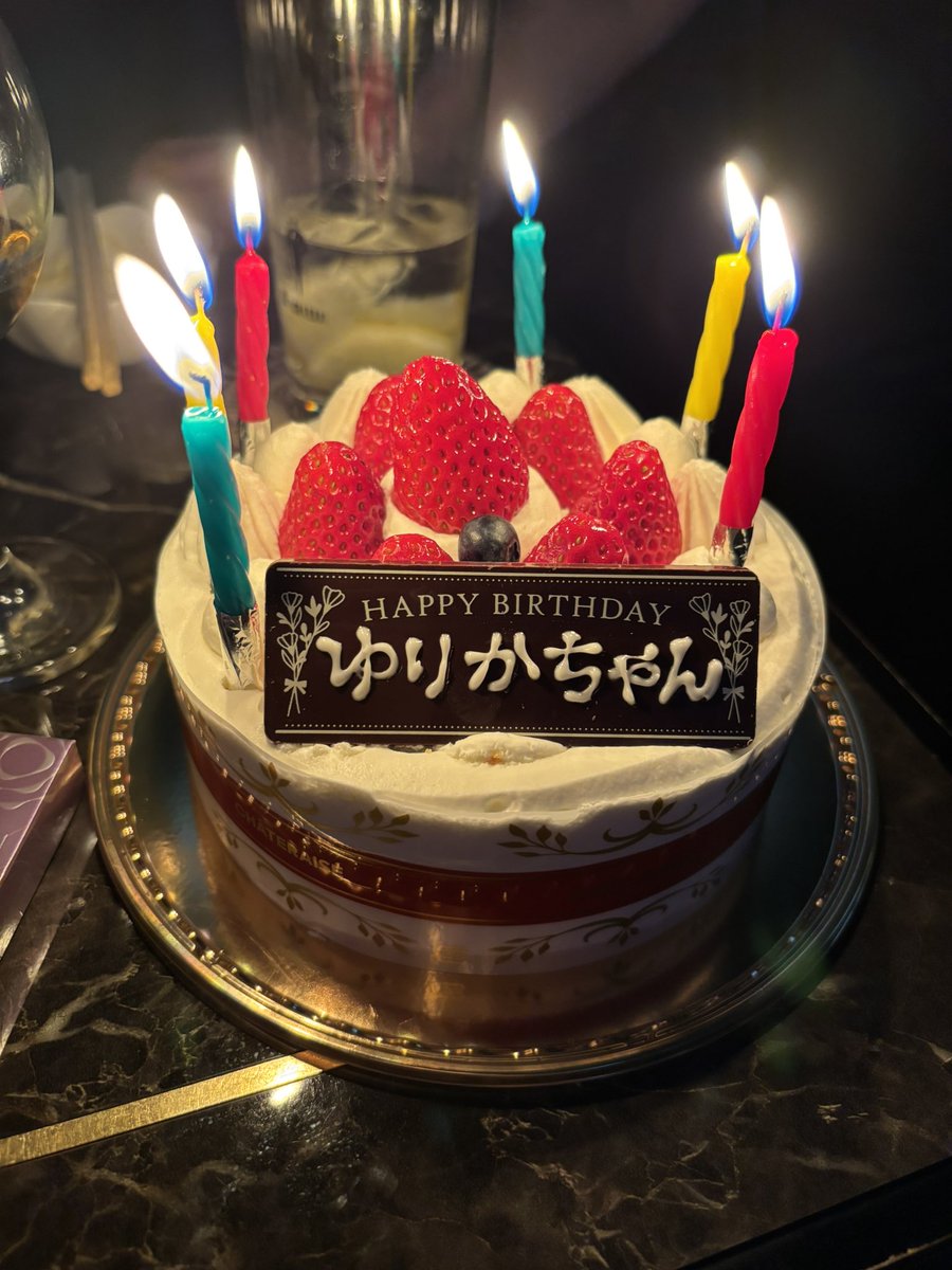 bonpchan's tweet photo. 本日バースデー🎂

お店にみんなお祝いしにきてくれてホールケーキ3つ

シャンパン5本にテキーラぶんぶん

みーこからデコルテのヘア美容液とヘアオイル♡

もかからAesopのフェイスクレンザー

みんな大好きありがとう♡
今年も幸せな誕生日迎えられました🫰 https://t.co/pBcdugQbMO