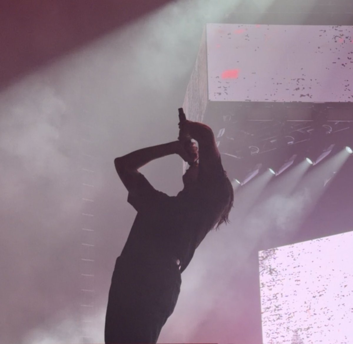 _Dragonwings's tweet photo. The lighting makes really awesome silhouettes. #badomens #dethrone https://t.co/TkhZ6E1NVc