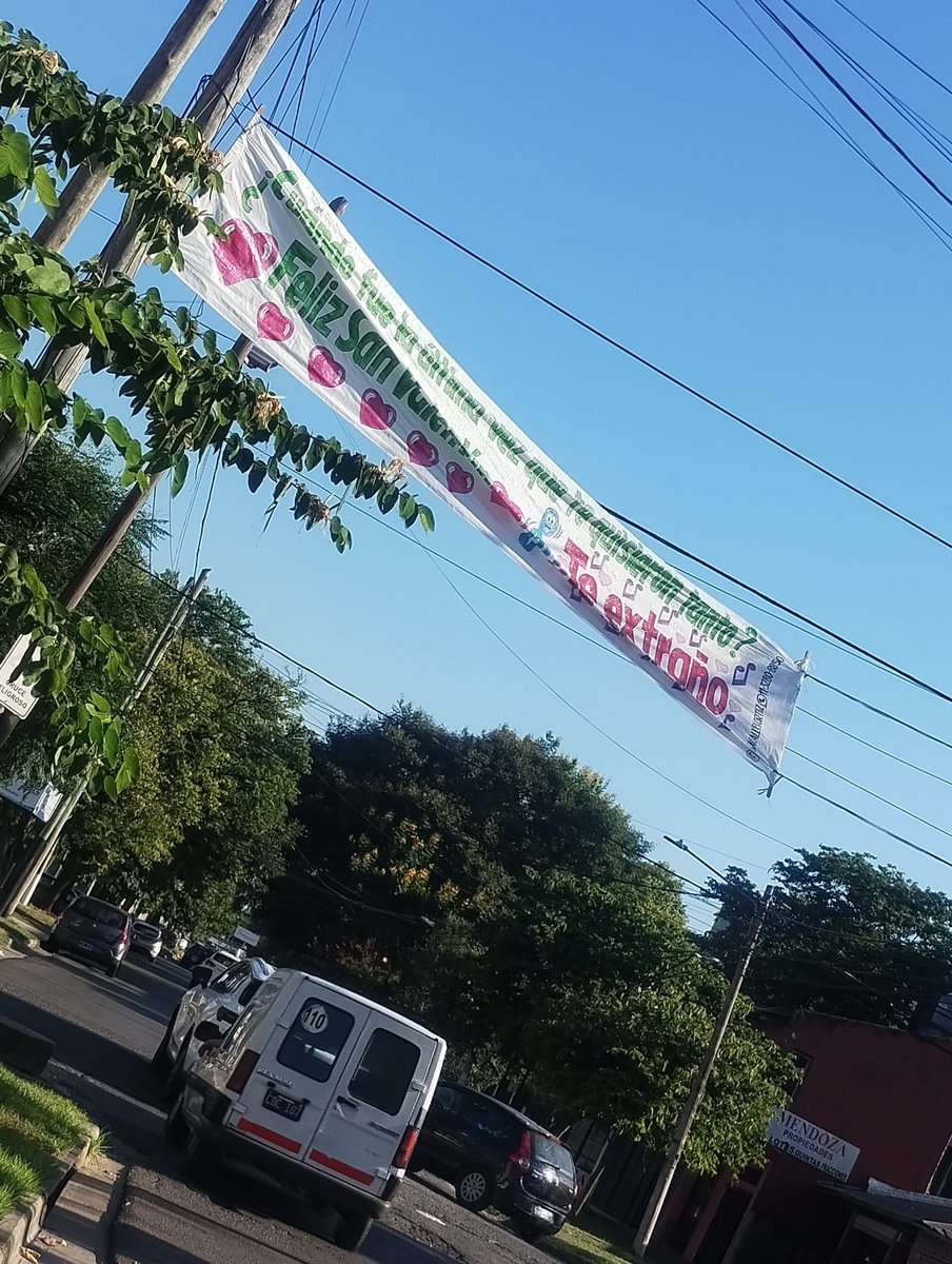 Quien gasta esa plata y no firma? Además, una canción de Arjona? Really?