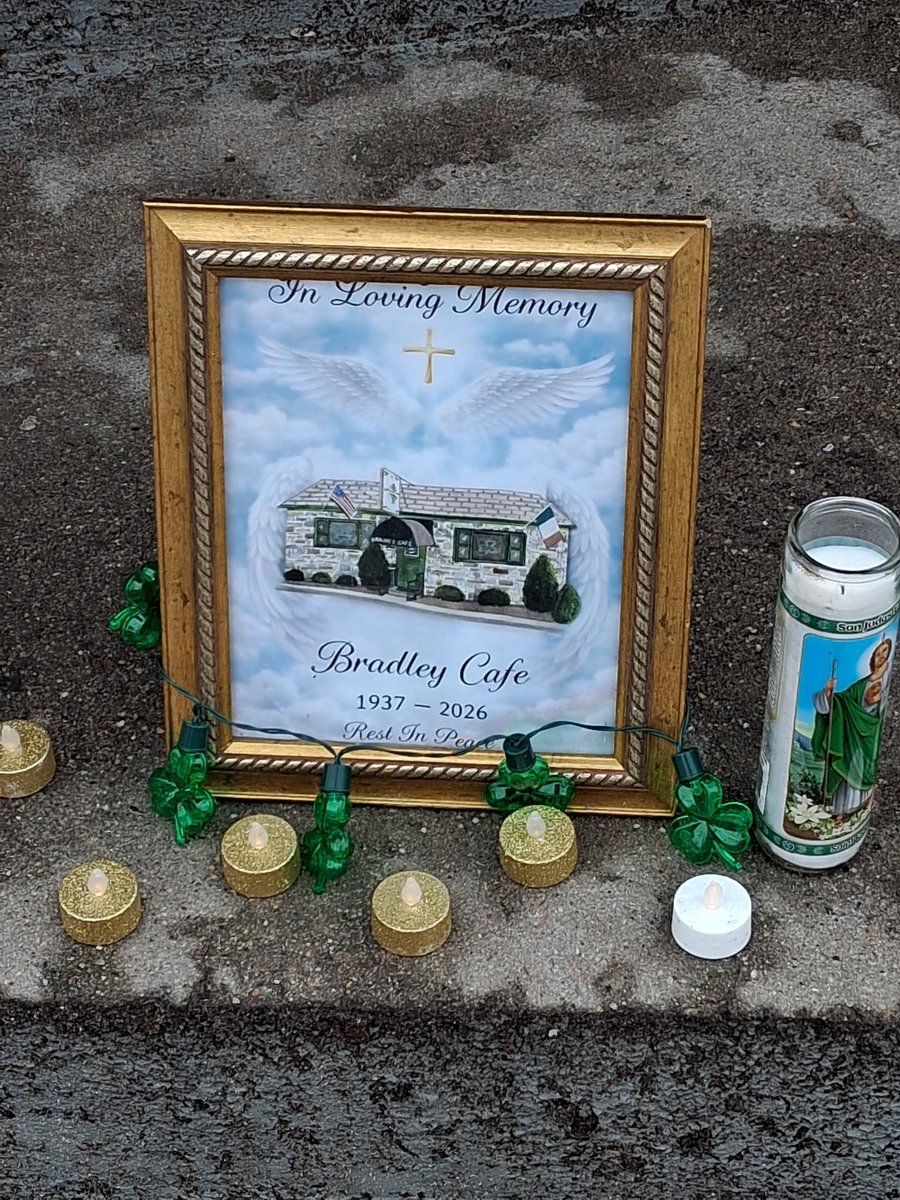 BWMcGair03's tweet photo. The scene outside Brad’s one day after the fire https://t.co/OIBt5x2iUB