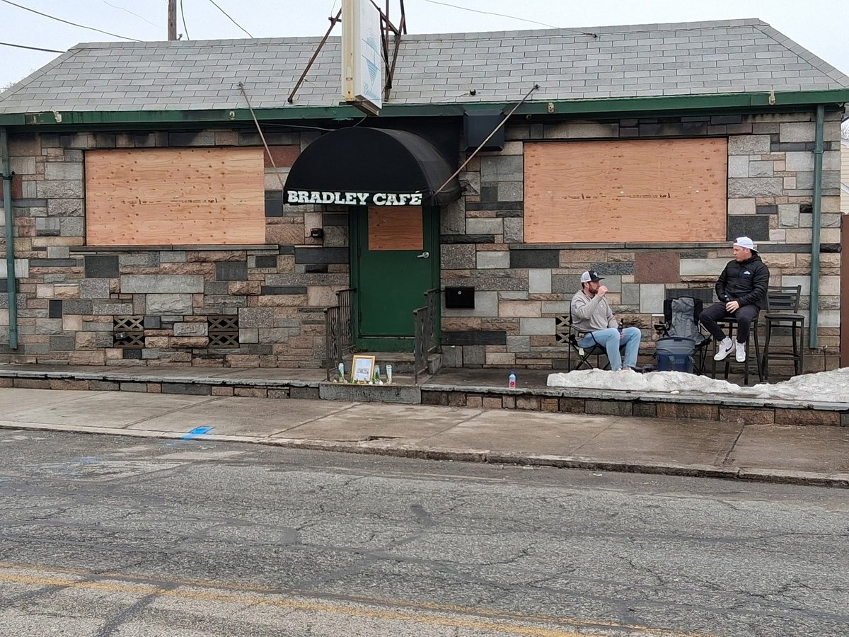 BWMcGair03's tweet photo. The scene outside Brad’s one day after the fire https://t.co/OIBt5x2iUB