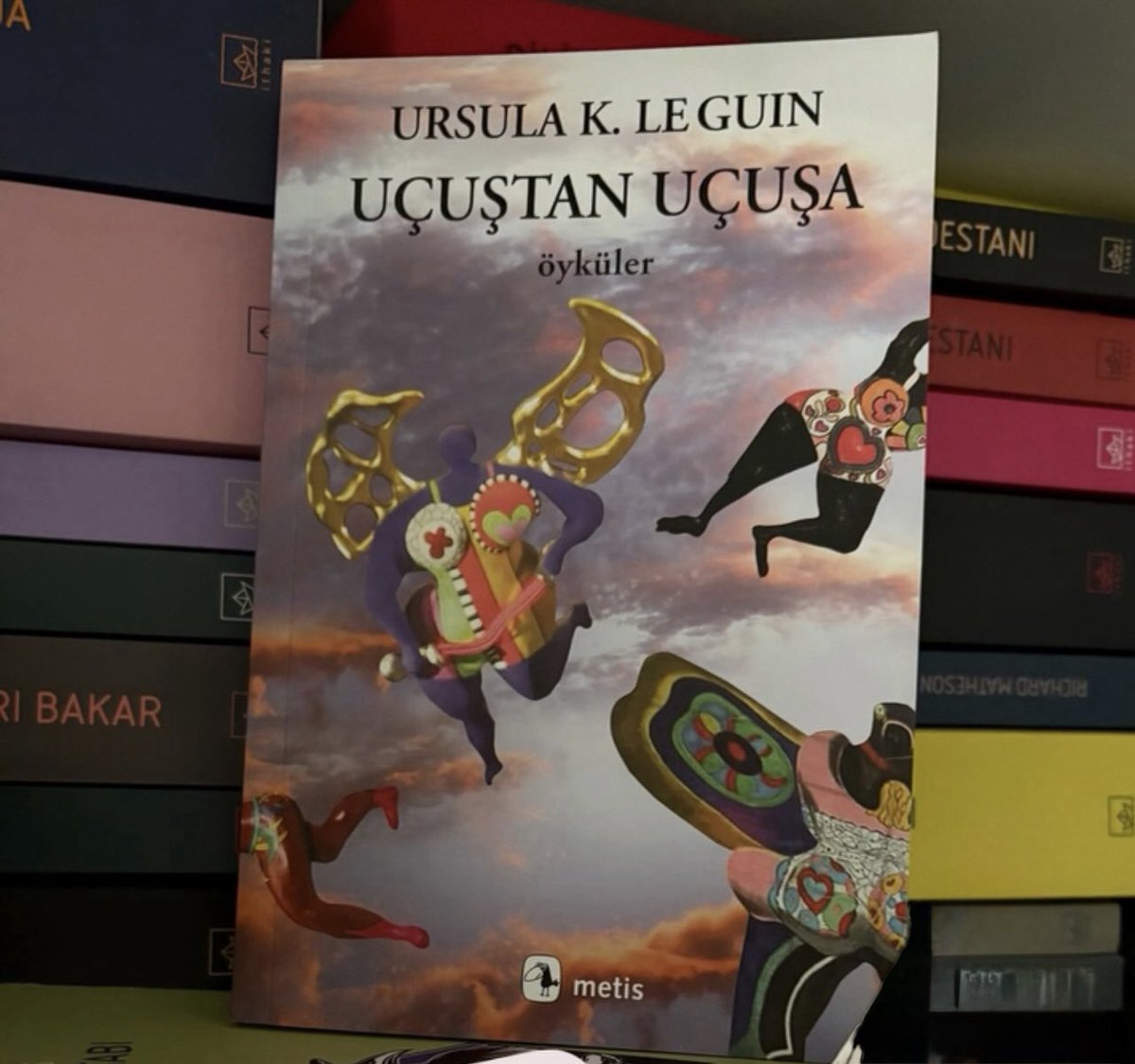 “Kanatları olup da bunu kullanmayan insanları anlayamıyorum.
   
   Uçmamayı seçmek .
  
 Kanatsız insanların çaresi yoktur, yere bağlı kalmaları onların suçu değildir. Ama insanların kanatları varsa…”
( Uçuştan Uçuşa _ Syf: 174 _Yzr: Ursula  K. LE GUIN 🖋️📚)