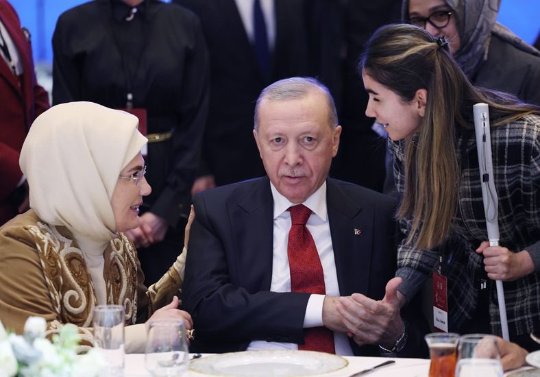 AvOzlemZengin's tweet photo. “Kadına şiddet, insanlığa ihanettir.”

Cumhurbaşkanımız Sayın Recep Tayyip Erdoğan ve Saygıdeğer Emine Erdoğan Hanımefendi’nin teşrifleriyle, 8 Mart Dünya Kadınlar Günü vesilesiyle düzenlenen iftar programına katıldık. 

“Sürdürülebilir Kalkınmada Kadın Hamlesi” temasıyla gerçekleşen bu değerli program için @tcailesosyal Bakanımız @MahinurOzdemir ve emeği geçenlere teşekkür ediyorum.

@RTErdogan @EmineErdogan

#KalkınmadaKadın