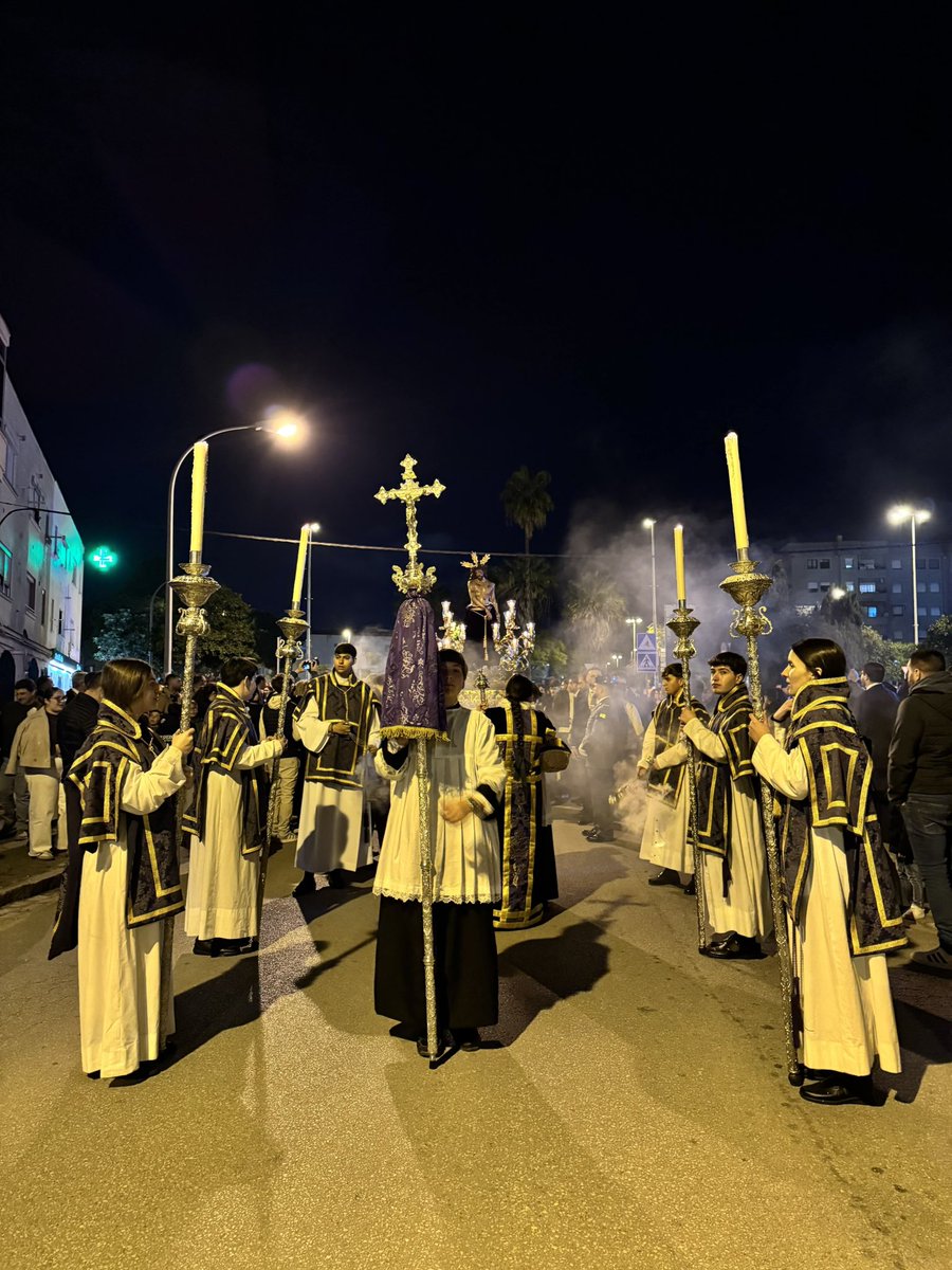 21:48h | Nos acompaña en la procesión de traslado, al igual que en la Solemne Bendición, el cuerpo de acólitos de la querida <a href="/ExaltacionJerez/">Hdad. Exaltación</a>.

#Bendición #HumildadBarbadillo