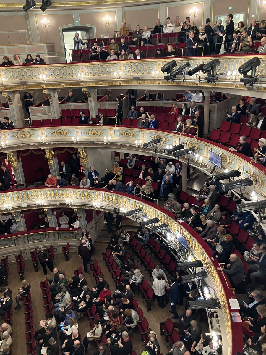 OSvastics's tweet image. 1769’dan beri dinlememiş bu operayı Viyanalılar… Halbuki opera sahnelemek hakkındaki bir opera bu ve pek eğlenceli. “Modern” lafının manası üzerine de düşündüm haliyle, L’Opera Seria çok modern bir opera gibi geldi bana. 
#viyana #opera