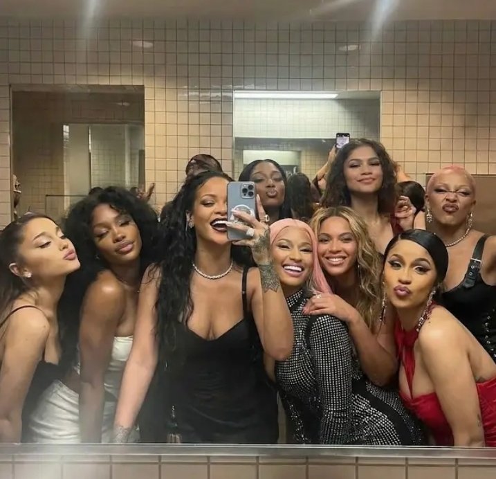 Vi essa foto aqui e fiquei com FOMO do met gala desse ano