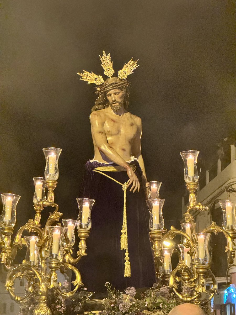 21:51h | El Señor de la Humildad, en su barrio, ya transita por Camino de Albadalejo. 

#Bendición #HumildadBarbadillo