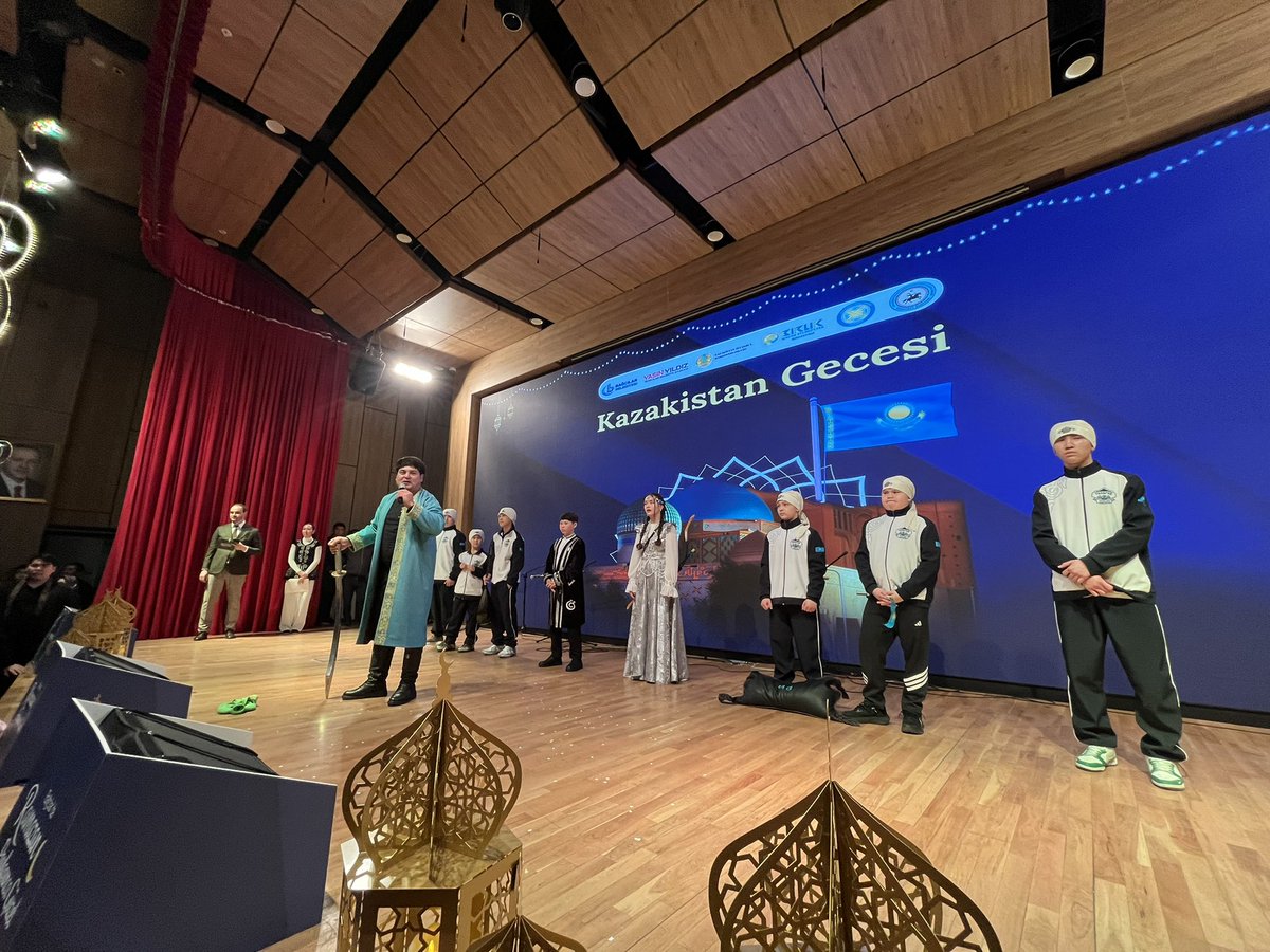 BKS sahnede  düzenlenen Kazakistan Gecesi programına; İl Başkan Yardımcımız Sayın Mehmet Şahin, İlçe Başkanımız Sayın Mikail Çakır ve Genel Merkez Gençlik Kolları Türk Devletleri ile İlişkiler Komisyonu Başkan Yardımcımız Sayın Bahadır Seçen ile birlikte katılım sağladık.

Türk