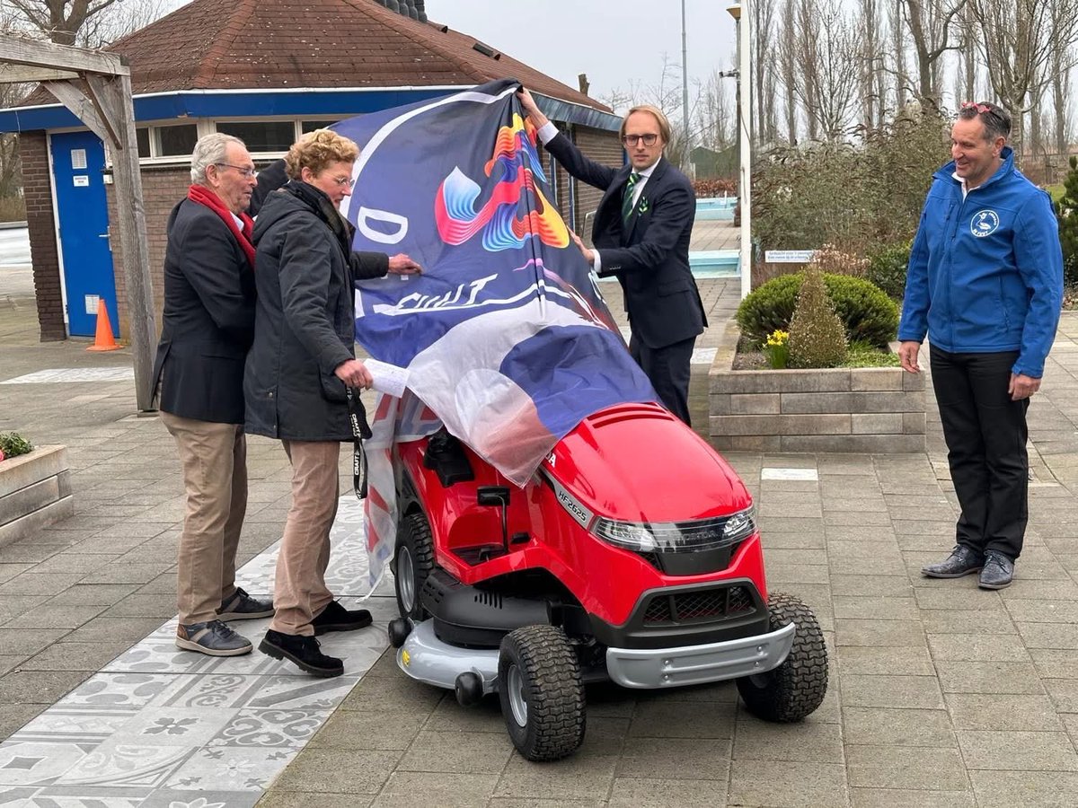 De <a href="/VVD_BR/">VVD Bodegraven-Reeuwijk</a> heeft aan <a href="/zwembadDeFuut/">zwembadDeFuut</a> in <a href="/gem_BR/">Bodegraven-Reeuwijk</a> tijdens een feestelijke bijeenkomst een tractor-grasmaaier aangeboden.
Een voormalig inwoner B-R heeft een legaat nagelaten met als doel, dit vanuit de locale #VVD, te besteden aan de inwoners van deze gemeente. @RobinKersbergen