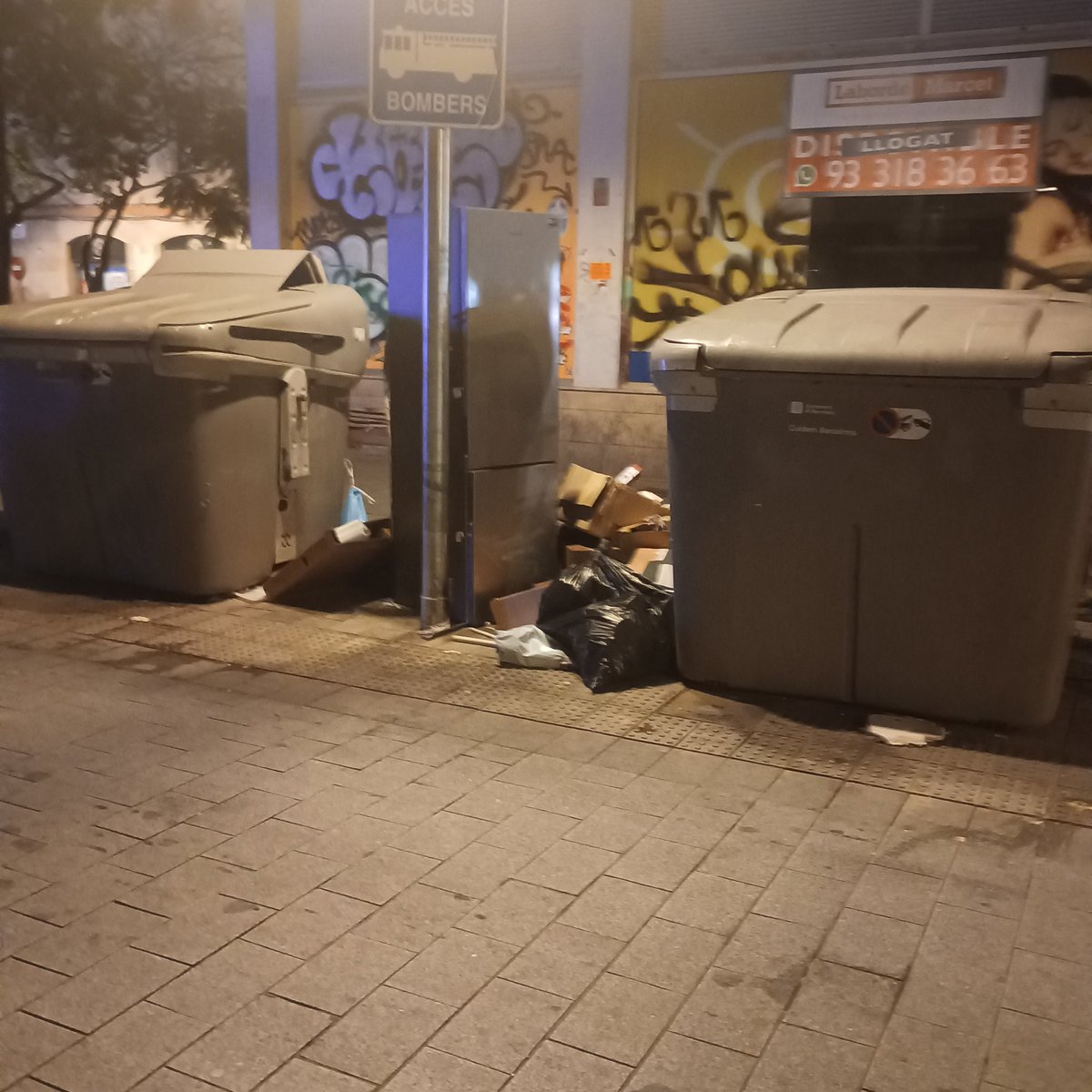 La4tu's tweet photo. #neveras #CiutatVella #Barcelona #Urbanisme #PacteCiutatVella #Barna #Raval #Gotic #Born #Barceloneta
@ivanpera
No volem rambla raval fins el mar volem allo que dius un barri normal! https://t.co/nr56nuvNa8