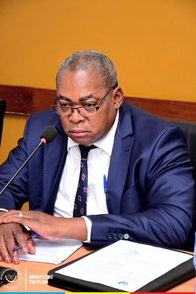 🔴🇨🇩BCECO : Suspension du DG par le ministre des Finances. 
Doudou Fwamba, ministre des Finances, a suspendu Jean Mabi, DG du BCECO, suite à des soupçons de détournements de fonds et à l'échec de plusieurs projets d’investissement pilotés par cette structure étatique.🇨🇩🔴